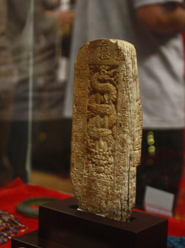 (bgiay)Giải mã bí ẩn hình rồng trên tấm thẻ bài độc bản bằng ngà 