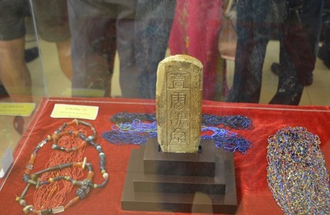 (bgiay)Giải mã bí ẩn hình rồng trên tấm thẻ bài độc bản bằng ngà 