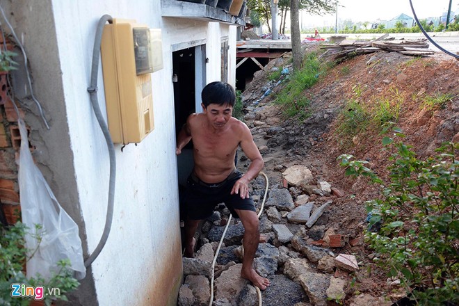 Đường ở Sài Gòn xây xong, nhà dân 'chui' xuống đất Đường ở Sài Gòn xây xong, nhà dân 'chui' xuống đất