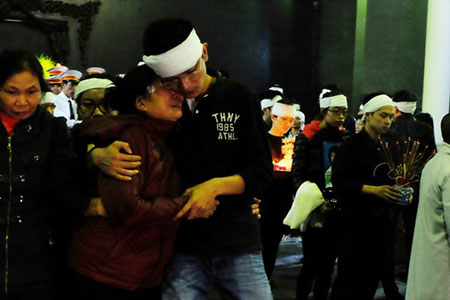 Cạn nước mắt tiễn biệt cô gái trẻ bị bỏng cồn