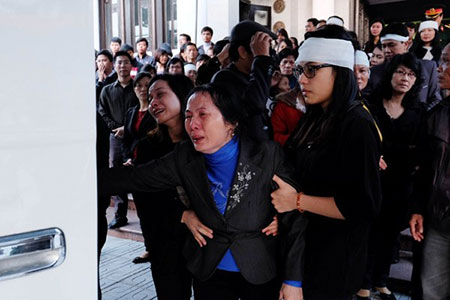 Cạn nước mắt tiễn biệt cô gái trẻ bị bỏng cồn