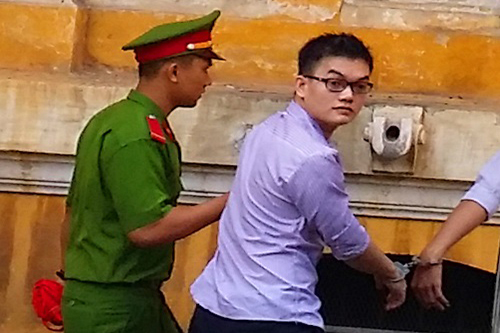 Sự im lặng bất thường của người mẹ để “phi công trẻ” ung dung ra 