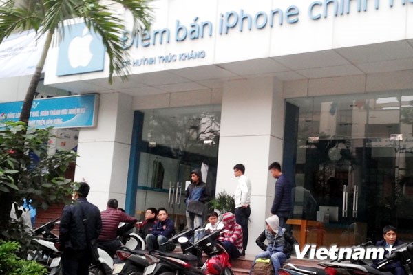 Hà Nội: Xếp hàng cả đêm để đợi mua siêu phẩm iPhone 6 chính hãng