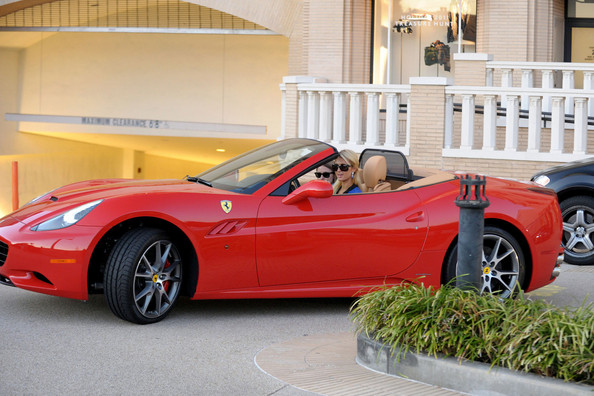 Ngắm bộ sưu tập siêu xe của tiểu thư Paris Hilton