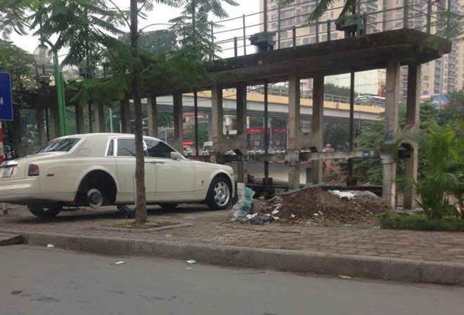 Rolls-Royce Phantom thay lốp trên vỉa hè Hà Nội
