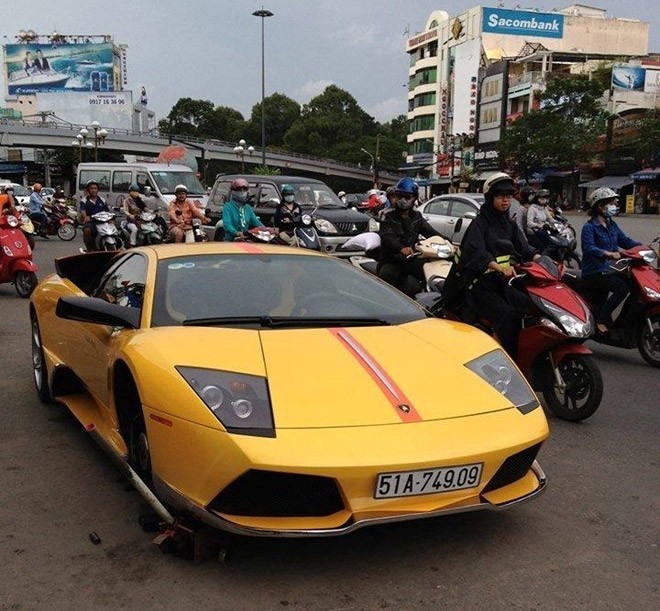 Rolls-Royce Phantom thay lốp trên vỉa hè Hà Nội