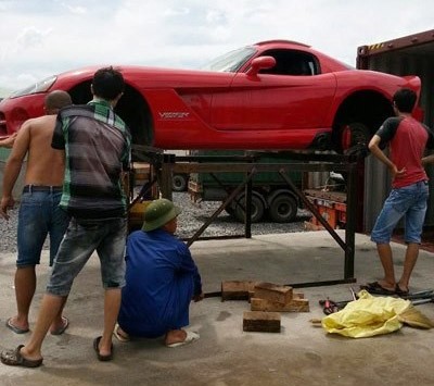 Rolls-Royce Phantom thay lốp trên vỉa hè Hà Nội