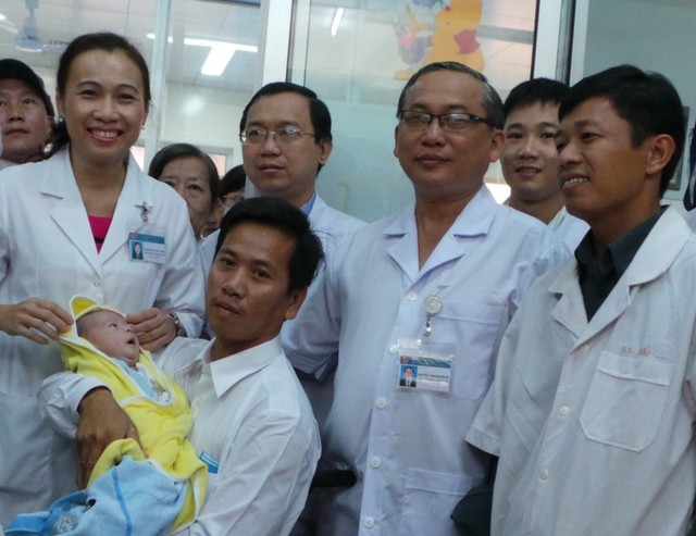 Bé văng khỏi bụng vì tai nạn xuất viện: Điều kỳ diệu nhân đôi