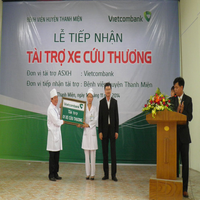(bgiay)Vietcombank tặng xe cứu thương trị giá gần 700 triệu đồng 