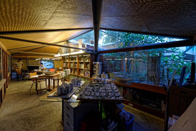 Nhà tre truyền thống độc đáo giữa Hà Nội