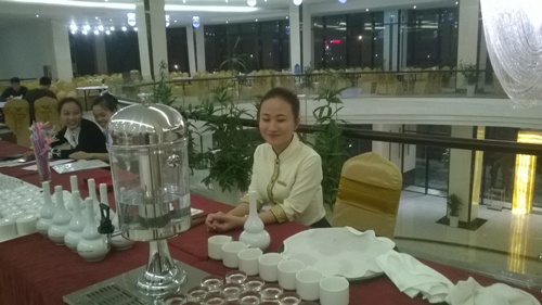 Đại gia hút thuốc lào đi Rolls Royce khánh thành khách sạn 4 sao 