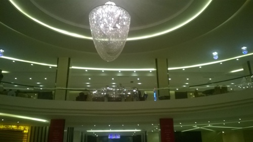 Đại gia hút thuốc lào đi Rolls Royce khánh thành khách sạn 4 sao 