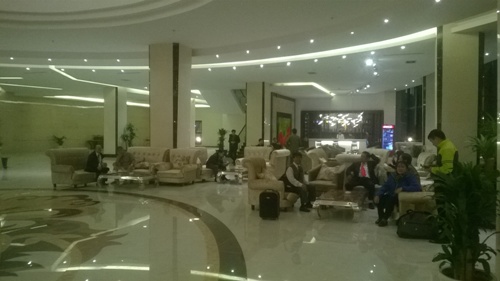 Đại gia hút thuốc lào đi Rolls Royce khánh thành khách sạn 4 sao 