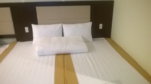 Đại gia hút thuốc lào đi Rolls Royce khánh thành khách sạn 4 sao 