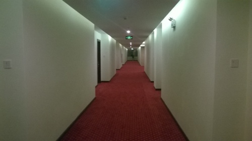 Đại gia hút thuốc lào đi Rolls Royce khánh thành khách sạn 4 sao 