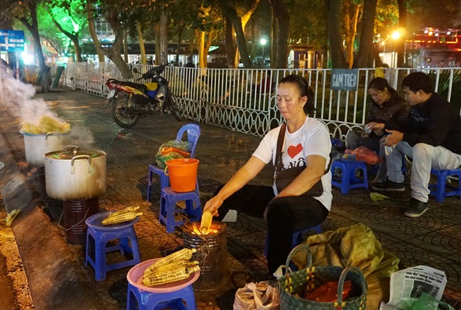 Vì sao ngô bãi giữa sông Hồng đắt vẫn hút khách? Vì sao ngô bãi giữa sông Hồng đắt vẫn hút khách?