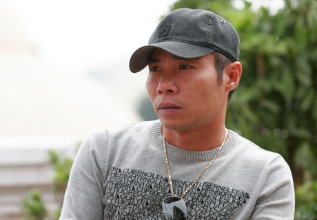 (bgiay)Bìa sách pháp luật in hình diễn viên hài công lý mặc quần (bgiay)Bìa sách pháp luật in hình diễn viên hài công lý mặc quần