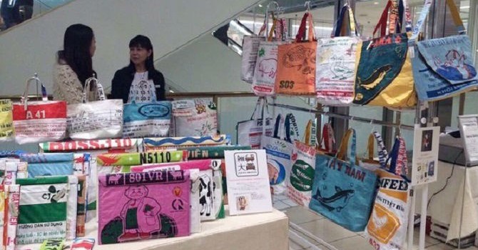 Người Việt và hàng “Made in Việt Nam”: Ngẫm từ chiếc “túi cám cò” Người Việt và hàng “Made in Việt Nam”: Ngẫm từ chiếc “túi cám cò”