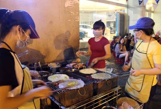 Phố bánh tráng nướng, thu nhập vài triệu đồng mỗi đêm Phố bánh tráng nướng, thu nhập vài triệu đồng mỗi đêm