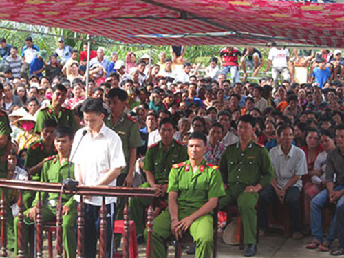 (bgiay)Nỗi đau của bé gái và phiên tòa xử kẻ sát hại mẹ rồi giở t (bgiay)Nỗi đau của bé gái và phiên tòa xử kẻ sát hại mẹ rồi giở t