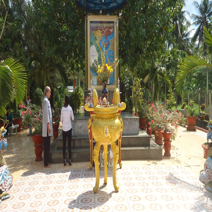 (bgiay)Đi tìm sự thật về xác ông đạo Dừa nhiều năm không phân hủy (bgiay)Đi tìm sự thật về xác ông đạo Dừa nhiều năm không phân hủy