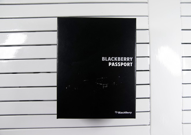 Mở hộp BlackBerry Passport màu trắng tại Việt Nam