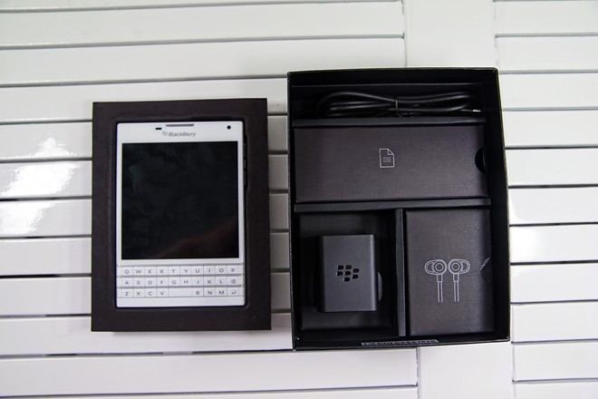 Mở hộp BlackBerry Passport màu trắng tại Việt Nam