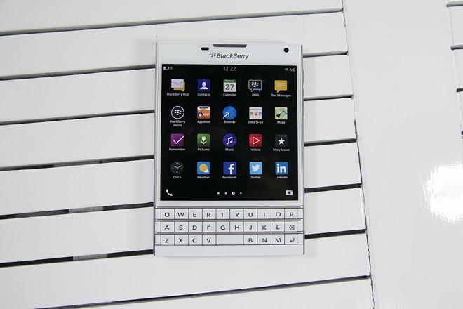 Mở hộp BlackBerry Passport màu trắng tại Việt Nam