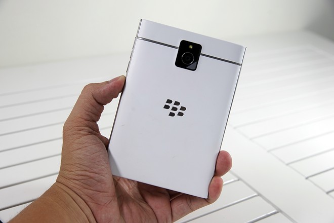 Mở hộp BlackBerry Passport màu trắng tại Việt Nam