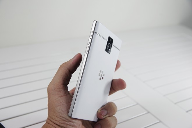 Mở hộp BlackBerry Passport màu trắng tại Việt Nam