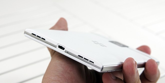 Mở hộp BlackBerry Passport màu trắng tại Việt Nam