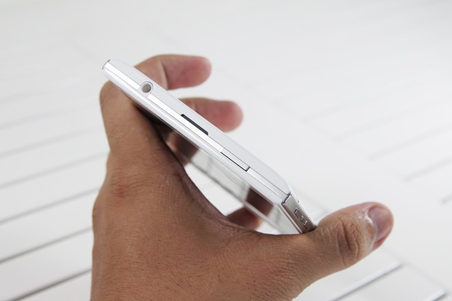 Mở hộp BlackBerry Passport màu trắng tại Việt Nam