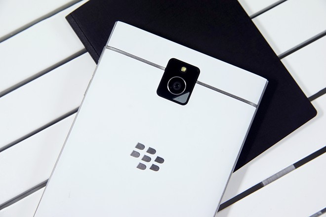 Mở hộp BlackBerry Passport màu trắng tại Việt Nam
