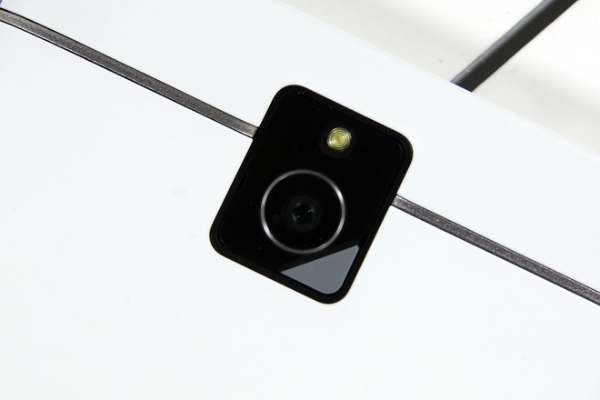 Mở hộp BlackBerry Passport màu trắng tại Việt Nam