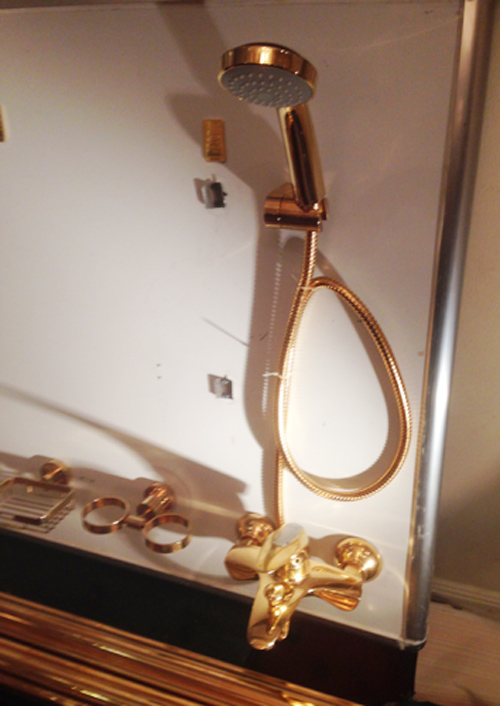 Đại gia Hà Thành: 140 cây vàng dát vòi xịt, hộp giấy toilet Đại gia Hà Thành: 140 cây vàng dát vòi xịt, hộp giấy toilet