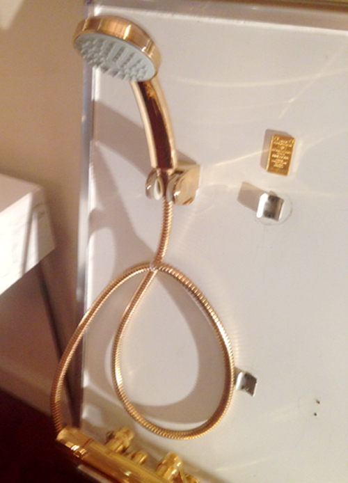 Đại gia Hà Thành: 140 cây vàng dát vòi xịt, hộp giấy toilet Đại gia Hà Thành: 140 cây vàng dát vòi xịt, hộp giấy toilet