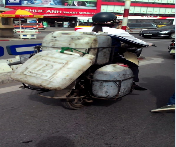 (bgiay)Truy tìm nguồn gốc “dầu ăn bẩn” và sự thật trong những kho (bgiay)Truy tìm nguồn gốc “dầu ăn bẩn” và sự thật trong những kho