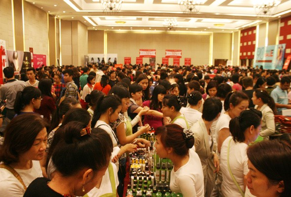 Hơn 14.000 lượt người tham gia “đại tiệc” giảm giá hàng hiệu Hơn 14.000 lượt người tham gia “đại tiệc” giảm giá hàng hiệu