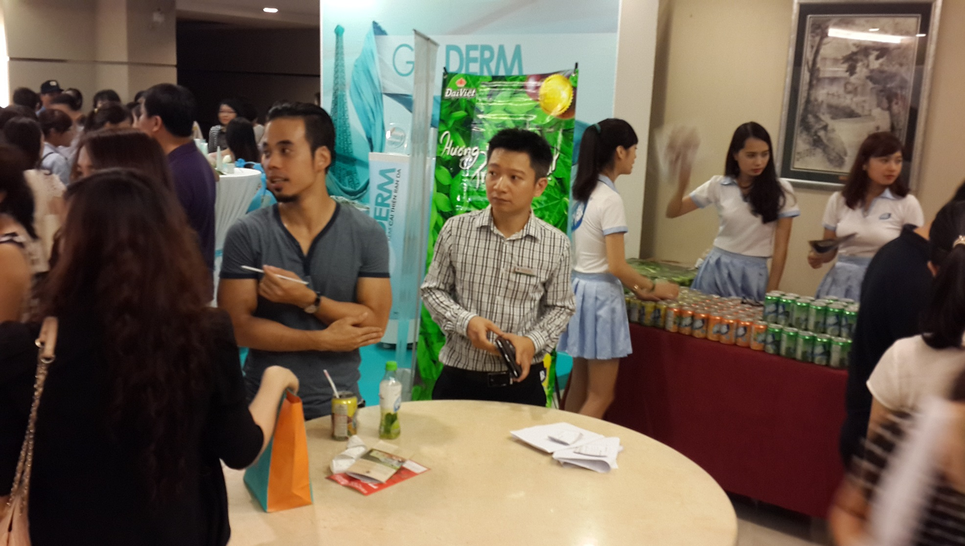 Hơn 14.000 lượt người tham gia “đại tiệc” giảm giá hàng hiệu Hơn 14.000 lượt người tham gia “đại tiệc” giảm giá hàng hiệu