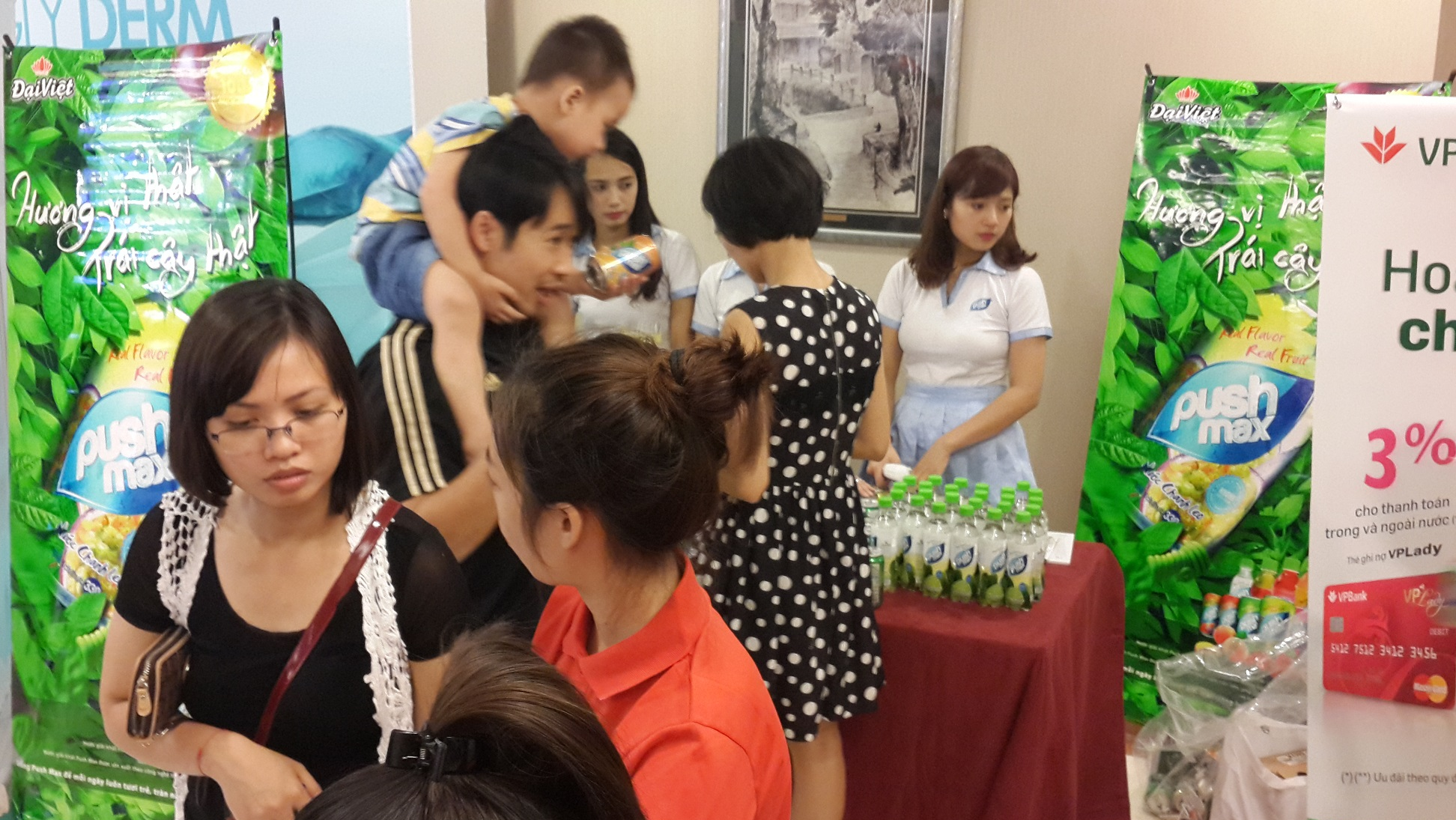 Hơn 14.000 lượt người tham gia “đại tiệc” giảm giá hàng hiệu Hơn 14.000 lượt người tham gia “đại tiệc” giảm giá hàng hiệu