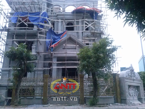 Hà Nội: Lâu đài xa hoa trong khu đô thị bình dân