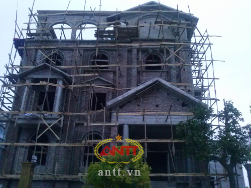 Hà Nội: Lâu đài xa hoa trong khu đô thị bình dân