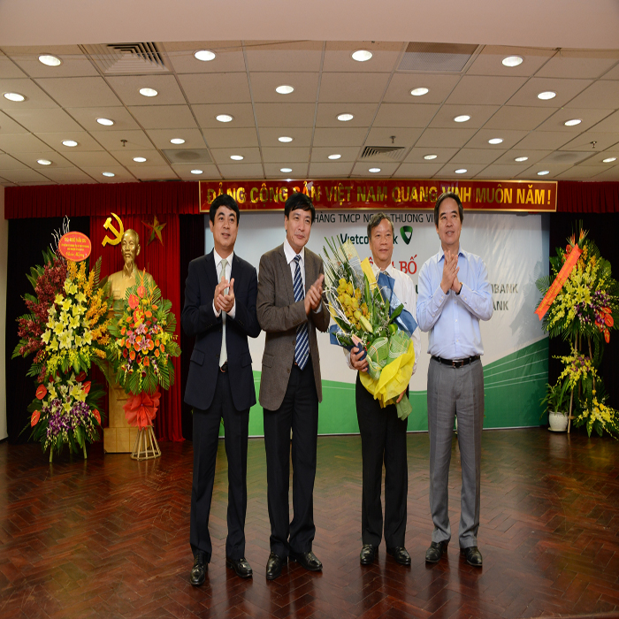 Lễ công bố nghị quyết bầu chủ tịch HĐQT và quyết định bổ nhiệm tổ Lễ công bố nghị quyết bầu chủ tịch HĐQT và quyết định bổ nhiệm tổ