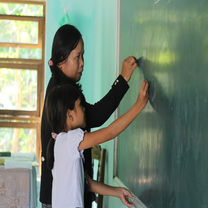 (bgiay)Nghẹn ngào gia cảnh éo le của bé gái lớp 3 có 2 năm dạy ch