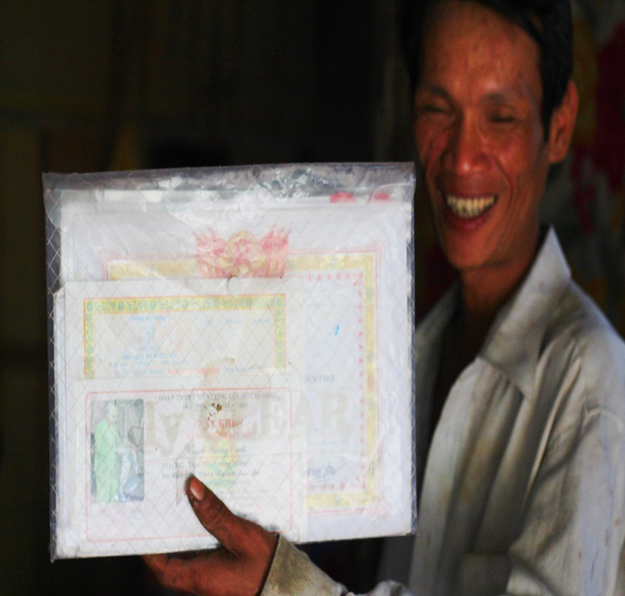 (bgiay)Nghẹn ngào gia cảnh éo le của bé gái lớp 3 có 2 năm dạy ch