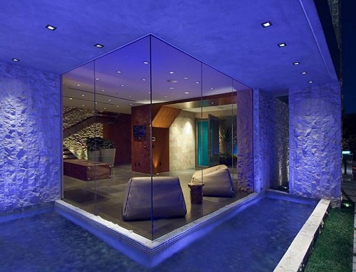 Tỉ phú mua 8 tàu vũ trụ, sở hữu bản chép tay kinh thánh