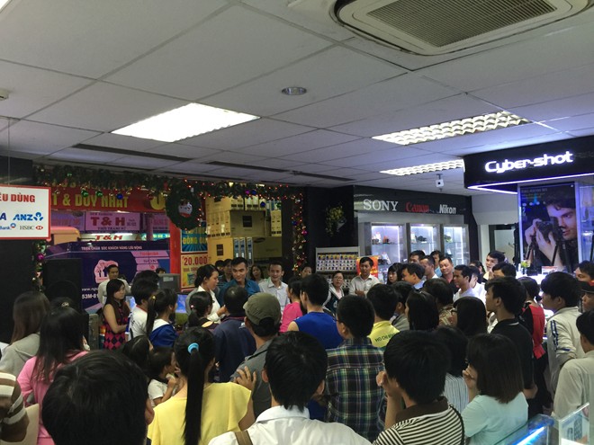 Giảm giá Galaxy còn 490.000 đồng: Siêu thị chật cứng người Giảm giá Galaxy còn 490.000 đồng: Siêu thị chật cứng người