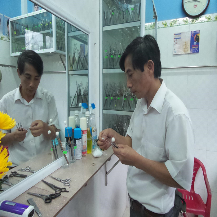 (bgiay)Lạ lùng người nông dân vay lãi sắm 700 bộ đồ cắt tóc phòng tránh HIV cho (bgiay)Lạ lùng người nông dân vay lãi sắm 700 bộ đồ cắt tóc phòng tránh HIV cho