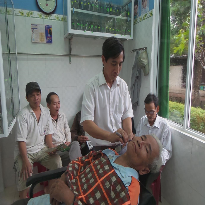 (bgiay)Lạ lùng người nông dân vay lãi sắm 700 bộ đồ cắt tóc phòng tránh HIV cho (bgiay)Lạ lùng người nông dân vay lãi sắm 700 bộ đồ cắt tóc phòng tránh HIV cho