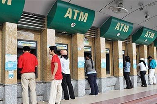 Người nước ngoài ngạc nhiên vì ngân hàng ở Việt Nam thu phí thẻ ATM